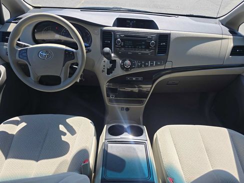 Used 2014 Toyota Sienna LE FWD image 18