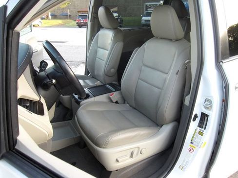 Used 2019 Toyota Sienna XLE w/ XLE Navigation Package AWD/4WD image 19