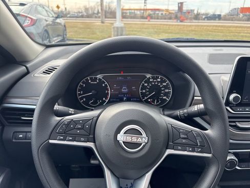 Used 2025 Nissan Altima 2.5 SV FWD image 36