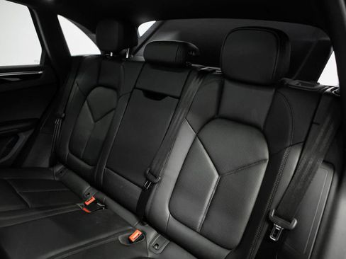 Certified 2023 Porsche Macan AWD/4WD image 32