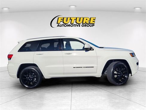 Used 2022 Jeep Grand Cherokee Laredo X image 3