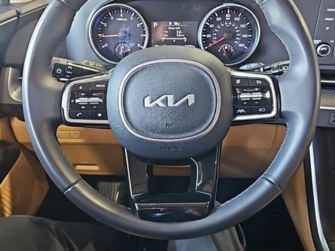 Used 2024 Kia Carnival LX image 33