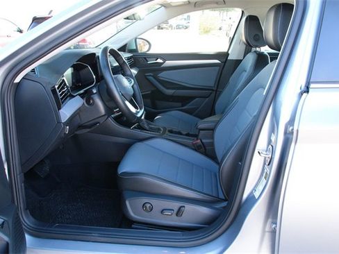 Certified 2025 Volkswagen Jetta SE image 10