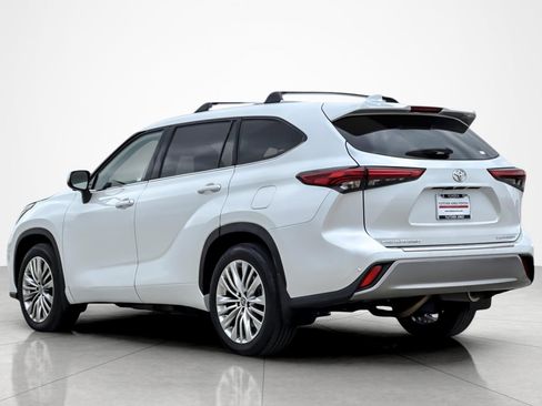 Used 2023 Toyota Highlander Platinum image 3