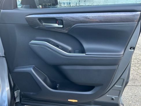 Used 2025 Toyota Highlander Limited image 25