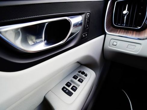 Used 2022 Volvo XC60 B5 Momentum w/ Advanced Package image 13