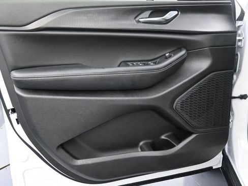 New 2025 Jeep Grand Cherokee Altitude image 11