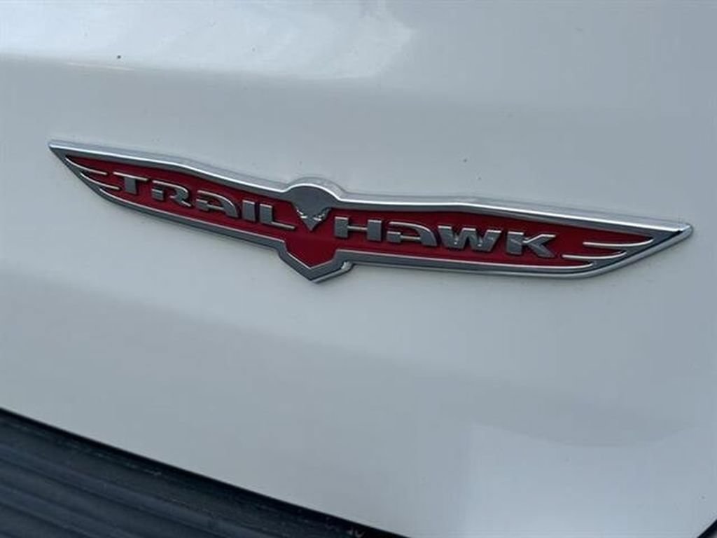 Used 2017 Jeep Grand Cherokee Trailhawk w/ Trailhawk Luxury Group AWD/4WD image 7