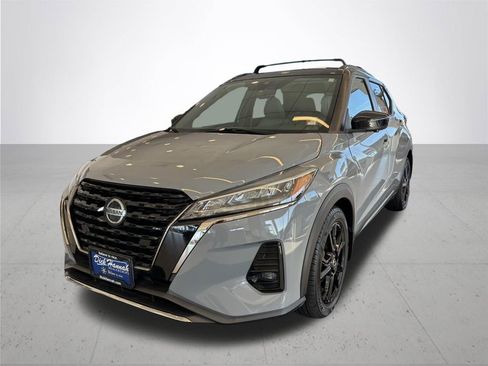 Used 2021 Nissan Kicks SR w/ SR Premium Package FWD image 2