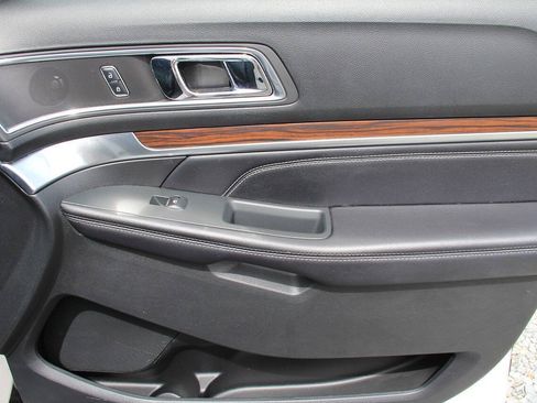 Used 2017 Ford Explorer Limited FWD image 16