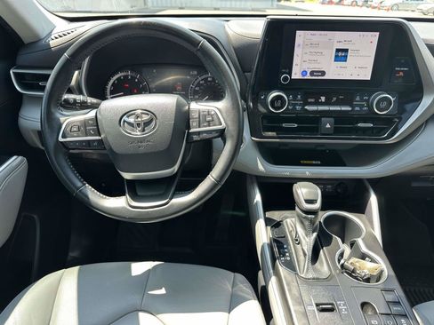 Used 2023 Toyota Highlander XLE FWD image 11