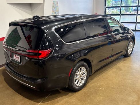 Used 2023 Chrysler Pacifica Touring-L FWD image 25