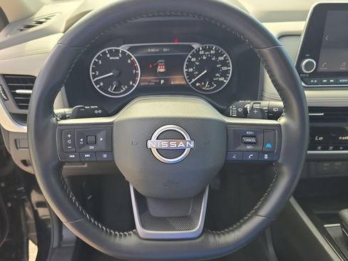 Used 2025 Nissan Rogue SV FWD image 29