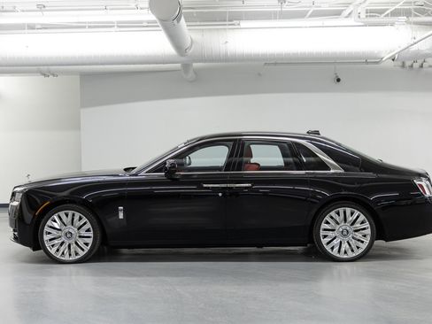 Used 2025 Rolls-Royce Ghost image 3