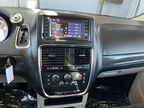 Used 2018 Dodge Grand Caravan SE w/ UConnect Hands-Free Group FWD image 18