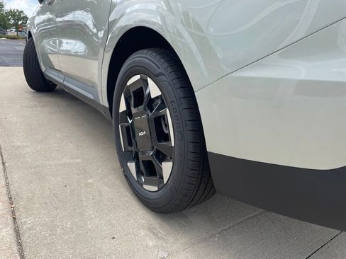 New 2027 Kia Carnival EX FWD image 18