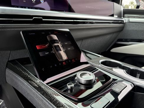 Used 2025 Cadillac Escalade ESV V image 22