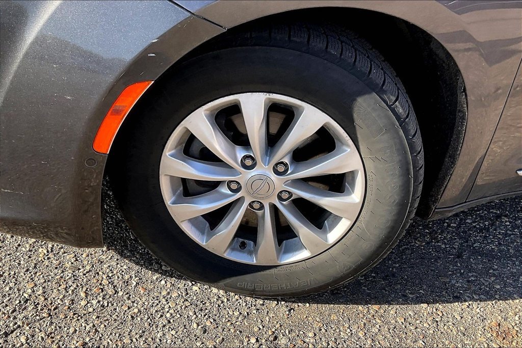 Used 2018 Chrysler Pacifica Touring-L Plus FWD image 4