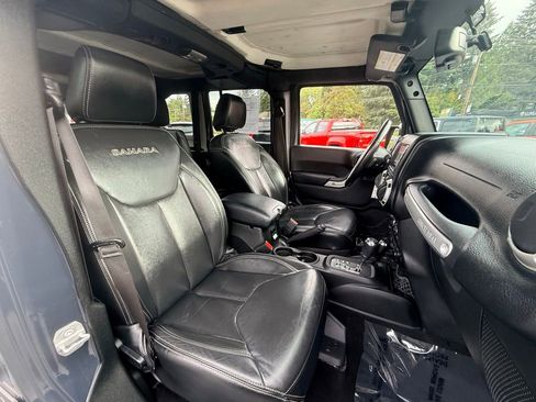 Used 2017 Jeep Wrangler Unlimited Sahara w/ Connectivity Group AWD/4WD image 34