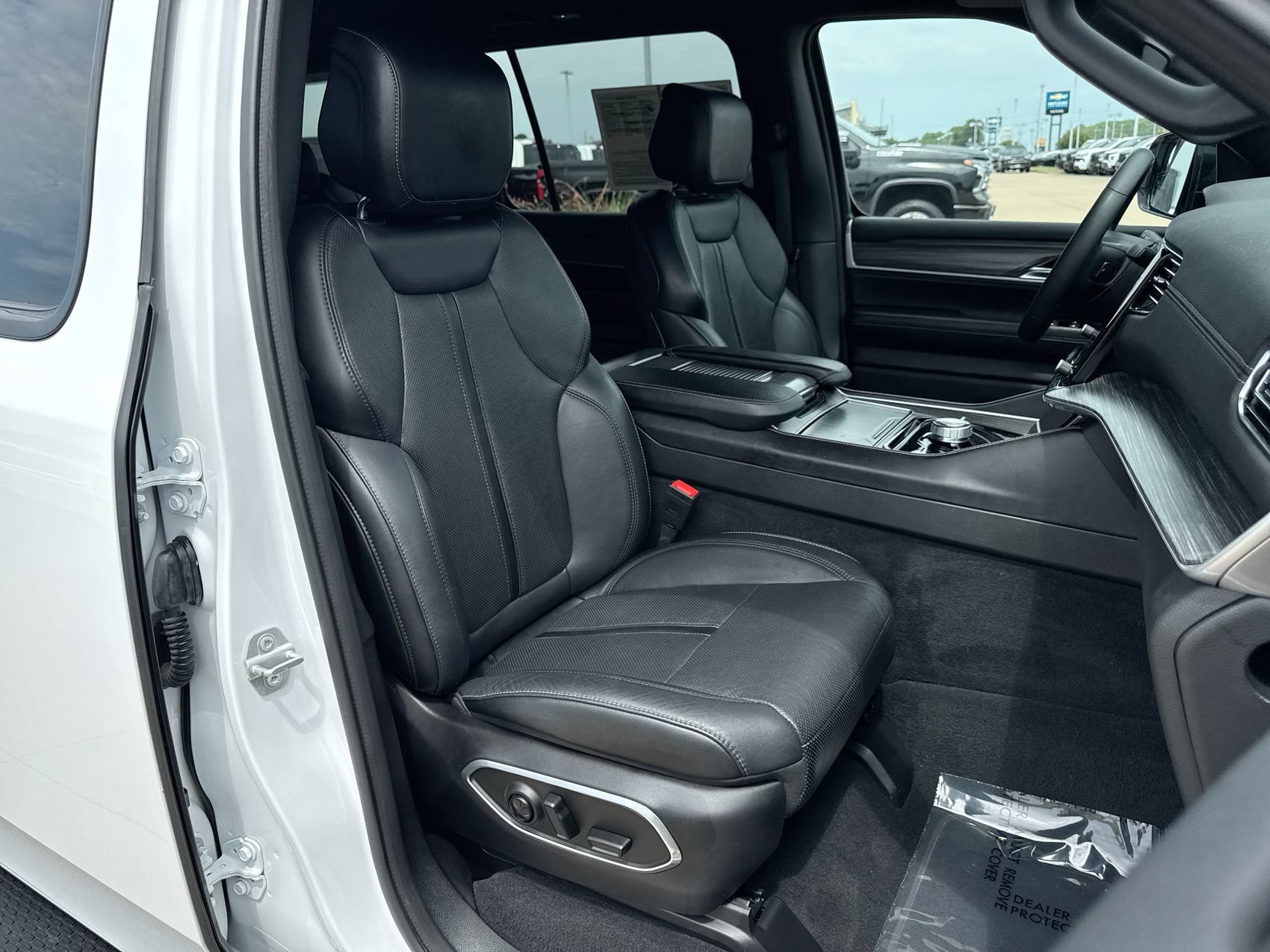Used 2024 Jeep Wagoneer L Series II w/ Flexible Seating Group AWD/4WD image 25