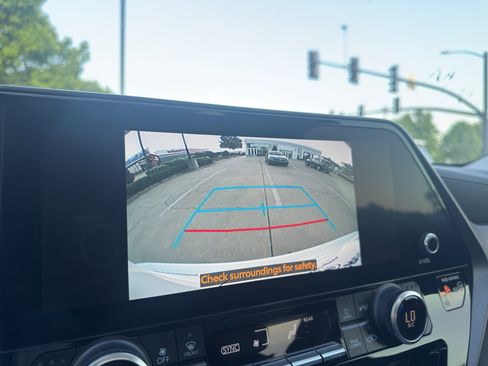 Used 2023 Toyota Highlander Bronze Edition AWD/4WD image 18