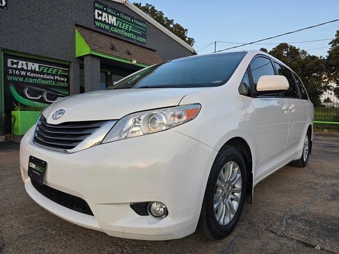 Used 2013 Toyota Sienna XLE image 2