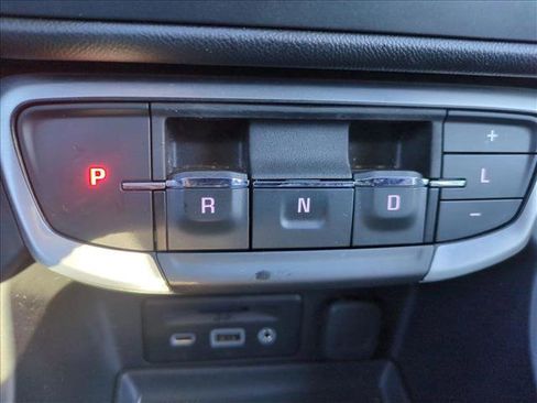 Used 2024 GMC Terrain SLT image 12