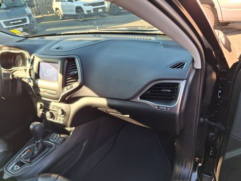 Certified 2019 Jeep Cherokee Latitude Plus image 22