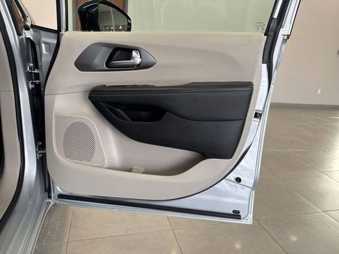 Used 2024 Chrysler Pacifica Touring-L image 50