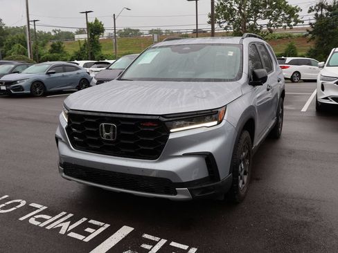 Certified 2025 Honda Pilot TrailSport image 3