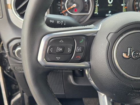 Used 2025 Jeep Wrangler Unlimited Sahara AWD/4WD image 26
