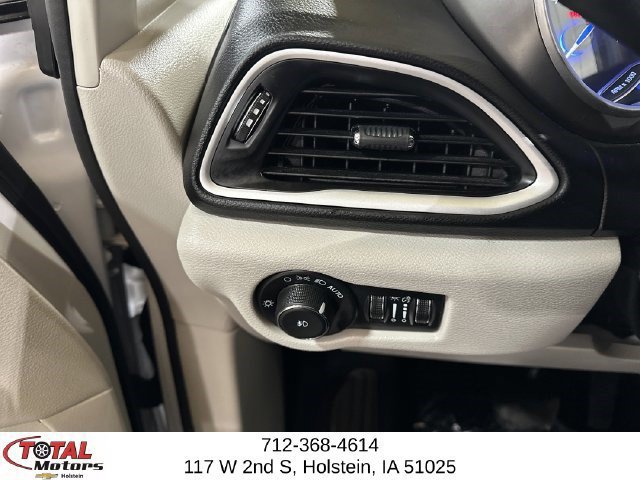 Used 2024 Chrysler Pacifica Touring-L FWD image 11