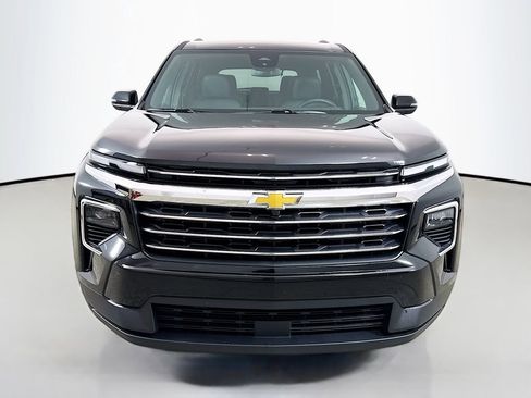 Used 2025 Chevrolet Traverse LT image 2