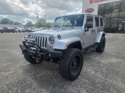 Used 2016 Jeep Wrangler Unlimited Sahara w/ Max Tow Package AWD/4WD image 3