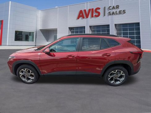 Used 2025 Chevrolet Trax LT w/ LT Convenience Package FWD image 10