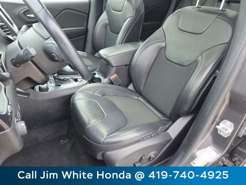 Used 2020 Jeep Cherokee Latitude Plus AWD/4WD image 24