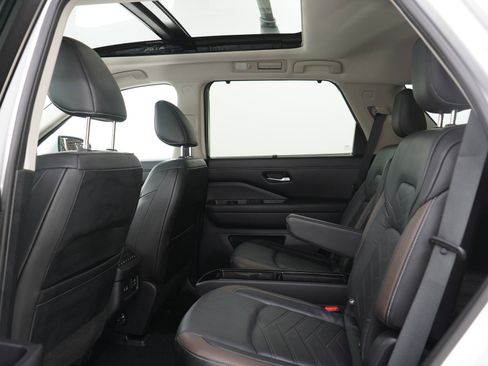 Used 2022 Nissan Pathfinder Platinum w/ Cargo Package AWD/4WD image 16