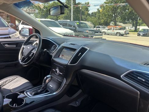 Used 2017 Ford Edge Titanium FWD image 34