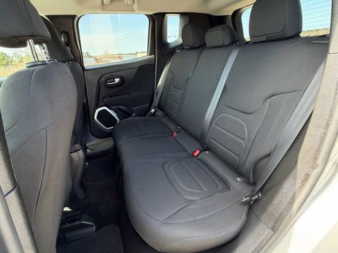 Used 2018 Jeep Renegade Latitude image 14