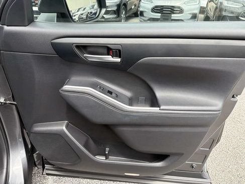 Used 2023 Toyota Highlander XLE FWD image 15