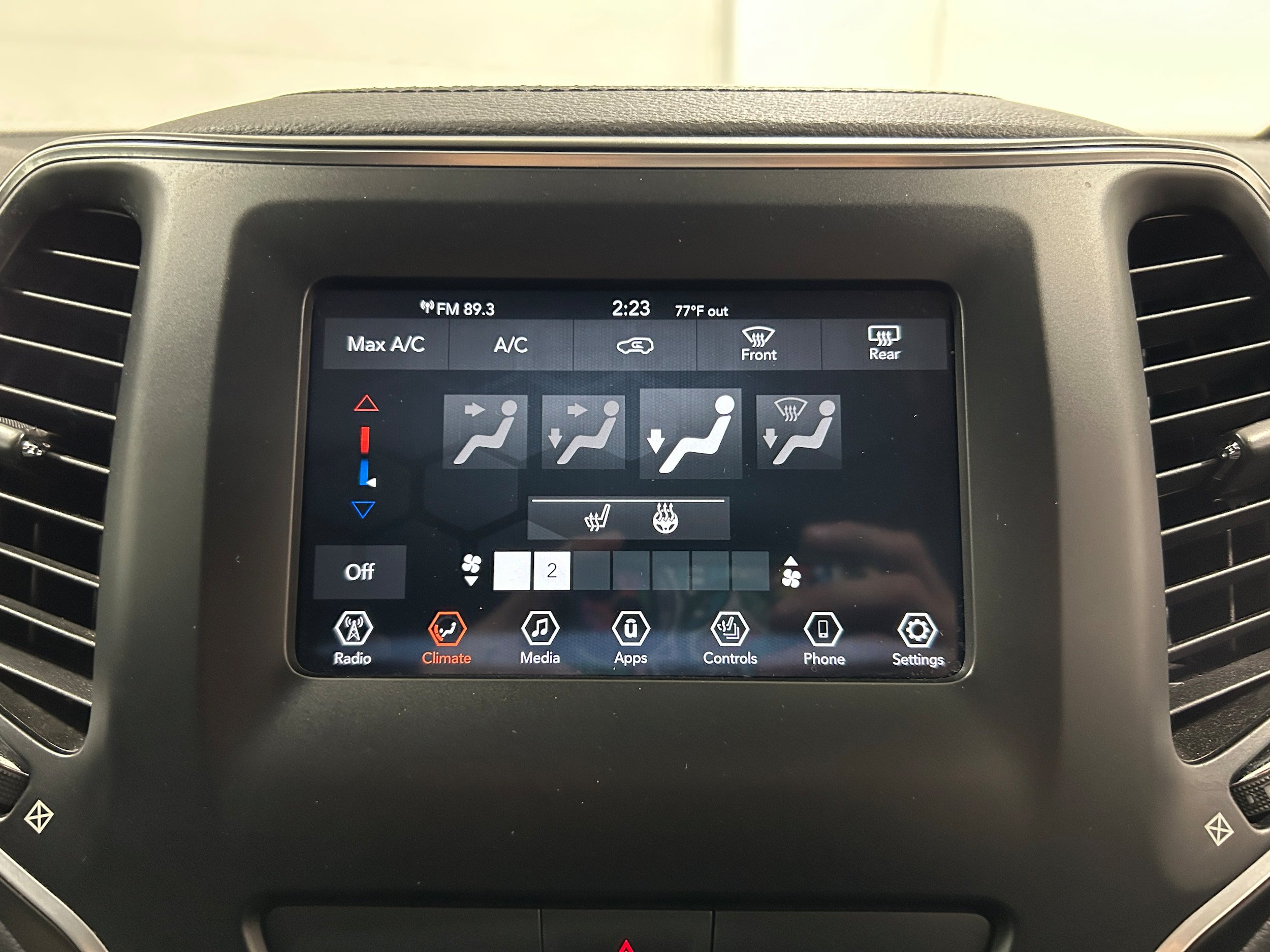 Used 2019 Jeep Cherokee Latitude w/ Cold Weather Group AWD/4WD image 6