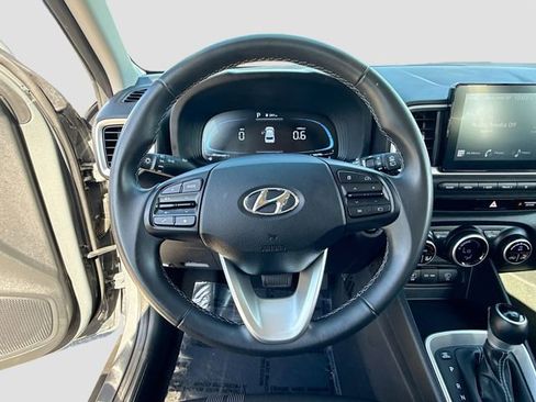 Used 2025 Hyundai Venue SEL FWD image 11