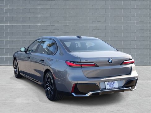 Used 2025 BMW 750e xDrive image 3