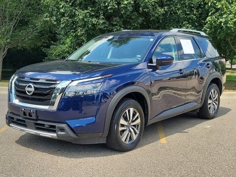 Used 2025 Nissan Pathfinder SL AWD/4WD image 2