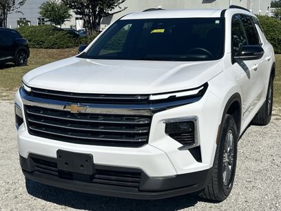 Used 2025 Chevrolet Traverse LT