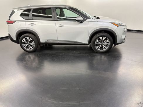 Used 2023 Nissan Rogue SV image 8