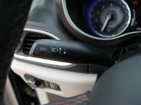 Used 2018 Chrysler Pacifica Touring-L Plus FWD image 11