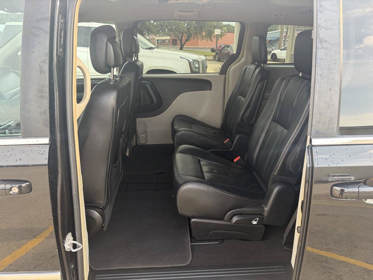 Used 2016 Chrysler Town & Country Touring FWD image 8