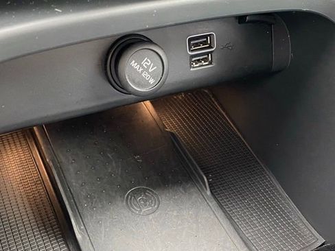 Used 2019 Volvo XC40 T5 Inscription image 17