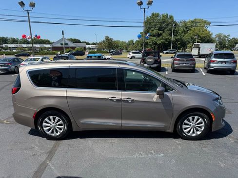 Used 2017 Chrysler Pacifica Touring-L image 6